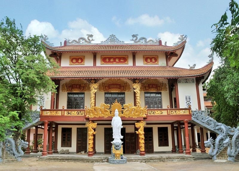 Bạn nên tham quan chùa Sơn Long kết hợp với tour Kỳ Co - Eo Gió Quy Nhơn để có trải nghiệm du lịch tự túc (Ảnh: Internet).