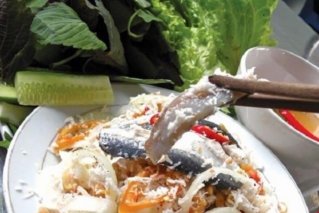 Gỏi cá bống sông Lô là một món ăn truyền thống của vùng sông Lô, được chế biến từ cá bống tươi ngon và các loại rau sống như rau thơm, rau răm, chuối xanh. Món ăn này có hương vị độc đáo, thanh mát và hấp dẫn, thường được dùng làm món khai vị trong các bữa tiệc và hội họp gia đình.