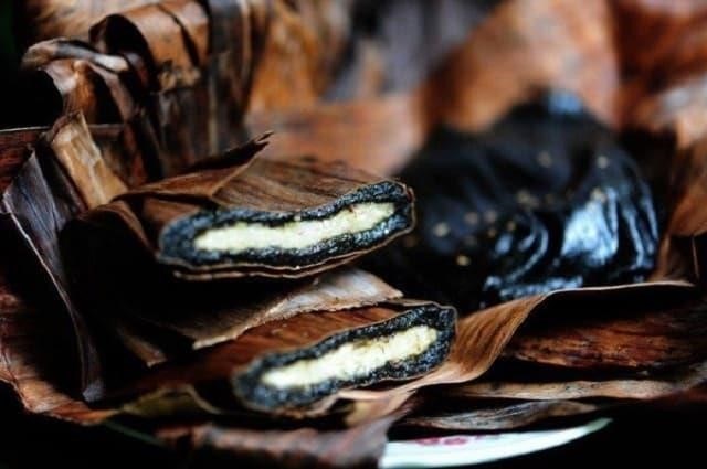 Bánh gai Chiêm Hóa là một món ăn truyền thống đặc sản của Chiêm Hóa, có hình dạng và màu sắc đặc biệt từ lá gai. Bánh gai Chiêm Hóa có vị ngọt thanh, thường được dùng trong các dịp lễ hội và cũng được coi là biểu tượng của vùng đất này.