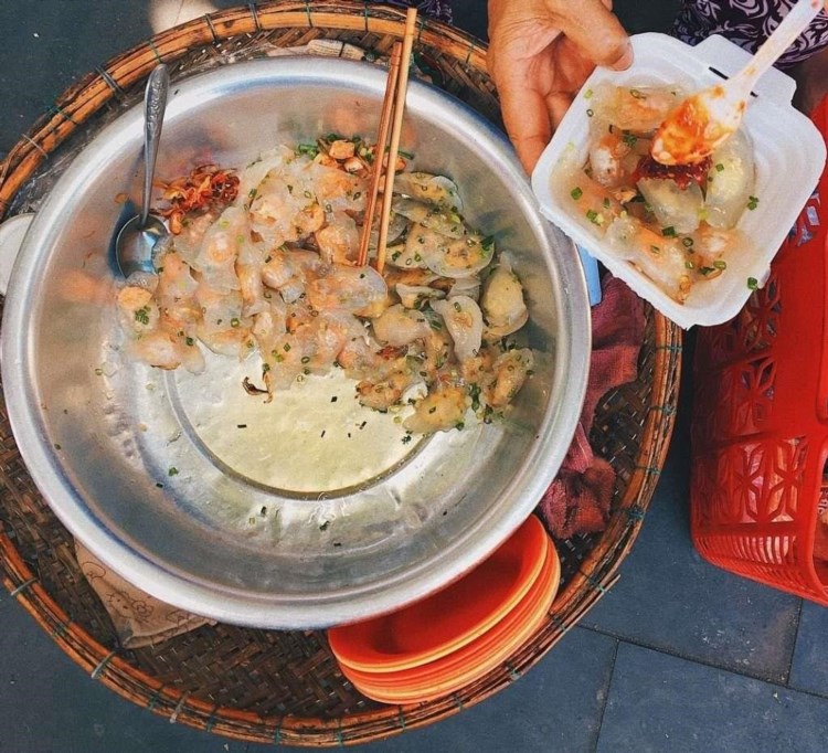 Bánh bột lọc là một món ăn truyền thống của người Việt Nam, được làm từ bột gạo và nhân thịt tôm hoặc thịt heo. Nó có hình dáng nhỏ gọn, mềm mịn và có màu trắng sữa. Bánh bột lọc thường được chế biến bằng cách gói nhân vào miếng bột mỏng, sau đó hấp chín. Món ăn này có vị ngon, thơm và thường được ăn kèm với nước mắm pha chua ngọt và rau sống.
