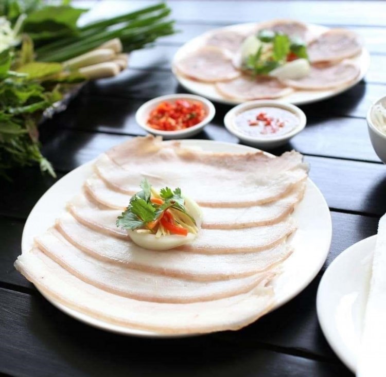 Bánh tráng cuốn thịt heo là một món ăn truyền thống của Việt Nam, được làm từ bánh tráng mỏng và mềm, được cuốn với thịt heo thơm ngon và các loại rau sống tươi mát. Món ăn này thường được ăn kèm với nước mắm chua ngọt và các loại gia vị để tạo nên một khẩu vị độc đáo và hấp dẫn.