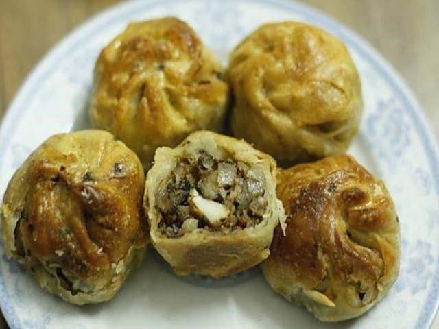 Bánh Xíu Páo là một món ăn đặc sản của khu vực miền Nam Trung Quốc, có hình dáng giống bánh bao nhưng có vỏ bánh màu vàng, nhân bên trong là thịt heo xay nhuyễn và các loại gia vị hảo hạng, tạo nên hương vị thơm ngon đặc trưng.