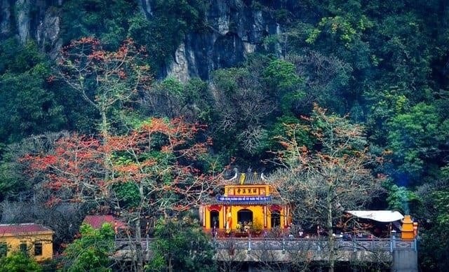 Chùa Hương Hà Nội là một trong những ngôi chùa nổi tiếng và linh thiêng nhất ở Việt Nam, nằm trên dãy núi Hương, thuộc huyện Mỹ Đức, Hà Nội. Chùa được xây dựng từ thế kỷ thứ 15 và là nơi thờ phụng bậc thần linh Vua Lê Thái Tổ. Ngoài ra, chùa còn nổi tiếng với cảnh đẹp thiên nhiên hùng vĩ, với nhiều ngọn núi đá và thác nước tạo nên không gian yên bình và tĩnh lặng.