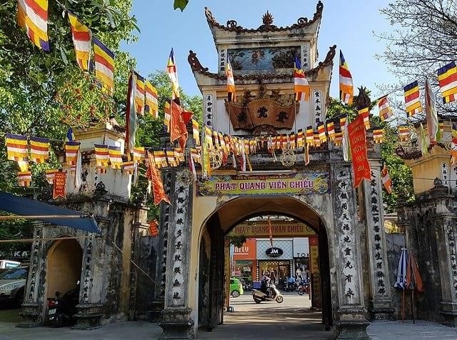 Chùa Bộc Hà Nội là một ngôi chùa nổi tiếng và lâu đời tại thủ đô Hà Nội, nằm ở phố Vạn Bảo, quận Ba Đình. Với kiến trúc truyền thống và đẹp mắt, chùa Bộc Hà Nội thu hút đông đảo du khách và phật tử đến tham quan và cầu nguyện.