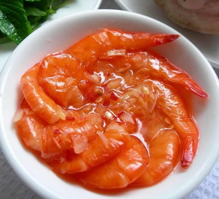 Tôm chua Huế là món ăn truyền thống của thành phố Huế, đặc trưng bởi vị chua ngọt và hương thơm đặc biệt của tôm.