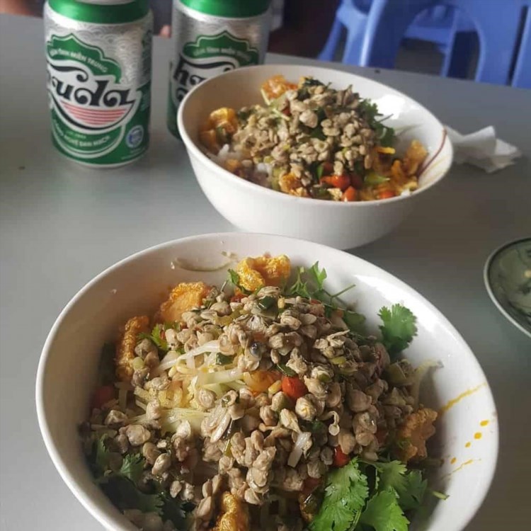 Cơm hến / Bún hến là một món ăn truyền thống của miền Trung Việt Nam, được chế biến từ các loại hến tươi ngon và các loại rau sống tươi mát, tạo nên hương vị độc đáo và hấp dẫn.