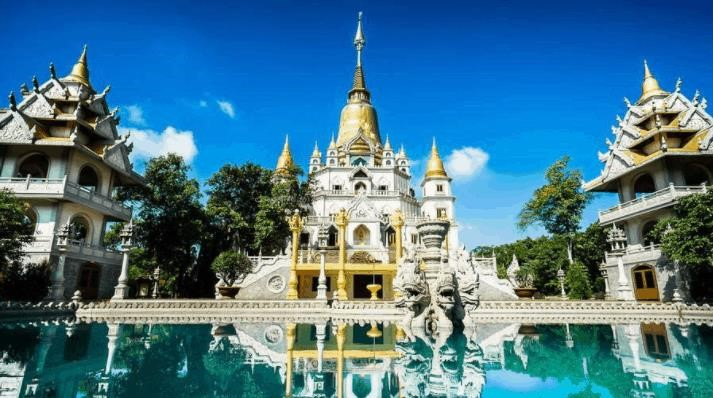 Chùa Bửu Long được xây dựng vào năm 1942, là một ngôi chùa Phật giáo nằm ở thành phố Biên Hòa, tỉnh Đồng Nai. Với kiến trúc đẹp mắt và cảnh quan yên bình, chùa Bửu Long là một địa điểm tâm linh hấp dẫn và thu hút đông đảo du khách và người dân địa phương.
