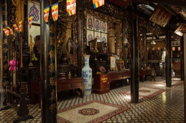 Chùa Giác Lâm là ngôi chùa cổ xưa, được xây dựng từ thế kỷ 18 và là ngôi chùa lớn nhất thành phố Hồ Chí Minh, với kiến trúc độc đáo mang phong cách Nam Á, thu hút du khách bởi vẻ đẹp trang nghiêm và không gian yên bình.