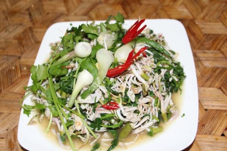 Măng nộm Hoa Ban là một món ăn truyền thống của người dân vùng Tây Bắc Việt Nam, được làm từ các nguyên liệu chính như măng, thịt heo, đậu phụng và gia vị tự nhiên. Món ăn này không chỉ ngon miệng mà còn mang đậm hương vị vùng núi Tây Bắc đặc trưng.