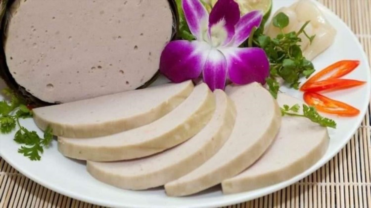 Giò chả Tiền Hải là một món ăn truyền thống đặc sản của Tiền Hải, Hải Dương, được chế biến từ thịt lợn tươi ngon và các loại gia vị tự nhiên, mang đến hương vị đặc trưng và hấp dẫn cho người thưởng thức.