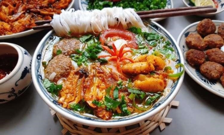 Canh cá Quỳnh Côi là một món ăn truyền thống của vùng Quỳnh Côi, Bắc Ninh, được chế biến từ cá tươi ngon và các loại rau sống tươi mát. Món ăn này có hương vị đặc trưng và hấp dẫn, thường được dùng trong các dịp lễ và hội họp gia đình.