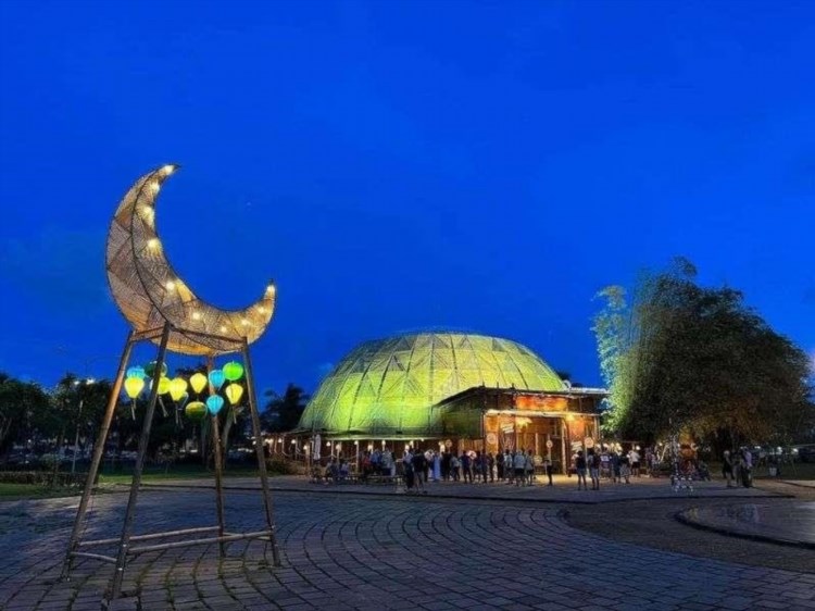 Hội An Lune Center là một trung tâm nghệ thuật và văn hóa độc đáo tại Hội An, nơi tổ chức các buổi biểu diễn múa rối nước và các sự kiện nghệ thuật đa dạng, mang đến trải nghiệm thú vị và sâu sắc về văn hóa dân gian và truyền thống của Việt Nam.