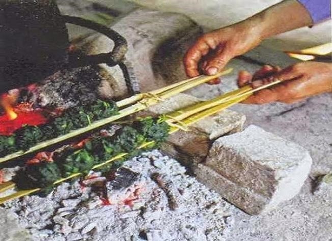 Rêu nướng là một món ăn truyền thống của dân tộc miền núi và biển đảo, được chế biến từ rêu và các loại gia vị tự nhiên. Món ăn này có hương vị đặc trưng và hấp dẫn, thường được thưởng thức trong các bữa tiệc gia đình hoặc các dịp lễ hội.