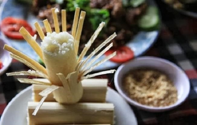 Cơm lam Bắc Mê là một món ăn truyền thống của người dân tộc Tày. Nó được chế biến từ gạo nếp và được gói trong lá chuối, tạo nên hương vị đặc biệt và thơm ngon. Món ăn này thường được dùng trong các dịp lễ hội và có ý nghĩa quan trọng trong văn hóa ẩm thực của người dân tộc Tày.