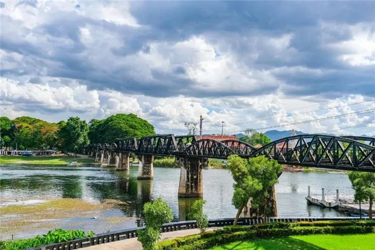 Cầu sông Kwai là một trong những cầu nổi tiếng tại Thái Lan, nổi danh từ cuốn tiểu thuyết và bộ phim 