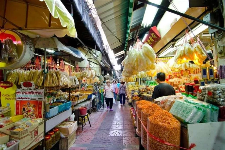 Chợ ngõ Sampeng là một trong những chợ truyền thống lâu đời nhất của thành phố Bangkok, Thái Lan. Chợ nằm ở khu vực trung tâm của thành phố, nơi bạn có thể tìm thấy đủ mọi thứ từ quần áo, giày dép, đồ điện tử, đồ gia dụng cho đến các mặt hàng thủ công mỹ nghệ và đặc sản địa phương. Ngoài ra, chợ ngõ Sampeng còn nổi tiếng với không khí sầm uất, đông đúc và sự đa dạng về mặt hàng, tạo nên một trải nghiệm mua sắm th