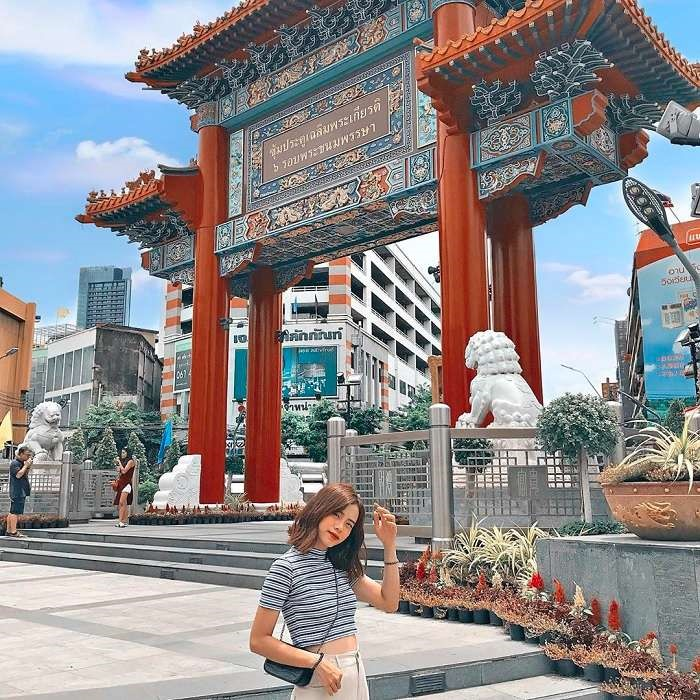 Cổng Trung Hoa là một trong những cổng chính của thành phố Đà Lạt, biểu tượng cho sự hoà quyện giữa kiến trúc truyền thống Trung Quốc và phong cách độc đáo của Đà Lạt. Cổng có thiết kế đẹp mắt và mang ý nghĩa văn hóa sâu sắc, tạo nên không gian ấn tượng cho du khách khi đến thăm thành phố.