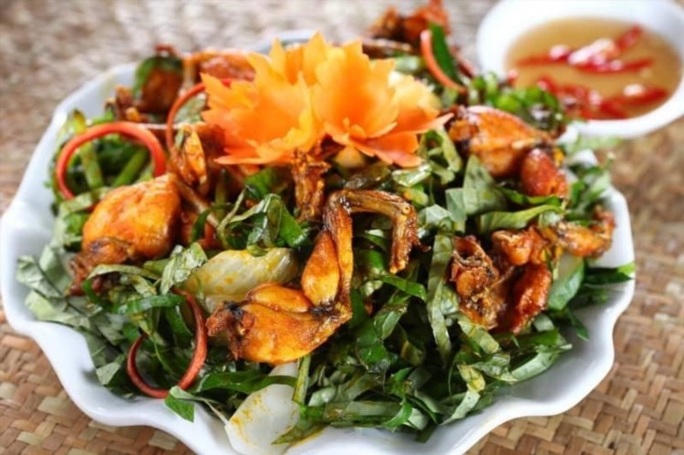 Cua đồng rang lá lốt là một món ăn truyền thống của người Việt Nam, được nấu từ cua đồng tươi ngon, được thêm gia vị và được gói trong lá lốt thơm ngon. Món ăn này mang lại hương vị đặc biệt và hấp dẫn, là một trong những món ăn đặc sản nổi tiếng của miền Nam Việt Nam.