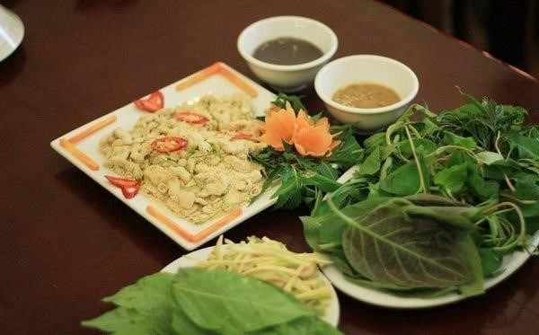 Gỏi cá nhệch là một món ăn truyền thống của người Việt Nam, được chế biến từ cá nhệch tươi ngon, kết hợp với các loại rau sống, gia vị và nước mắm chua ngọt thơm ngon. Món ăn này thường được dùng trong các bữa tiệc, hội nghị hay các dịp đặc biệt để thể hiện sự đa dạng và phong phú của ẩm thực Việt.