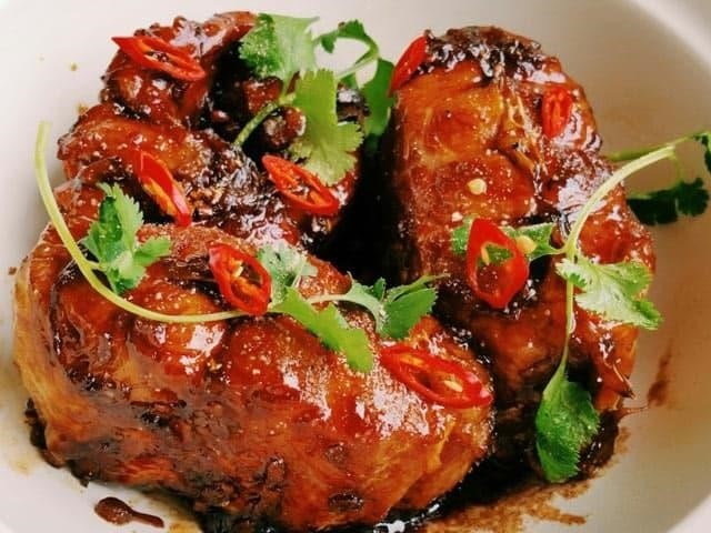 Cá kho gáo là một món ăn truyền thống của người Việt Nam, được chế biến từ cá gáo tươi ngon, với cách nấu đặc trưng là hầm lửa nhỏ, tạo ra một món cá thơm ngon, mềm mịn và ngọt béo.
