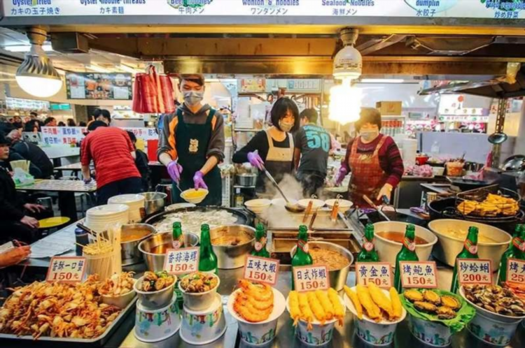 Chợ đêm Ximending là một địa điểm thú vị và sôi động ở Đài Bắc, Đài Loan, nơi bạn có thể tìm thấy đủ mọi thứ từ món ăn đường phố ngon lành đến hàng hiệu thời trang. Ngoài ra, chợ đêm Ximending còn là nơi tụ tập của giới trẻ và là trung tâm văn hóa và giải trí của thành phố.