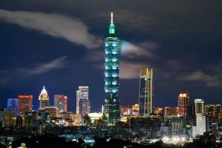 Tháp Taipei 101 là một trong những biểu tượng độc đáo và nổi tiếng của Đài Loan, được xây dựng với kiến trúc hiện đại và ấn tượng. Với chiều cao lên tới 509 mét, nó là một trong những tòa nhà cao nhất thế giới và từng là tòa nhà cao nhất thế giới từ năm 2004 đến 2010. Tháp Taipei 101 mang trong mình sự kết hợp hoàn hảo giữa vẻ đẹp kiến trúc và sự tiên tiến công nghệ, tạo nên một bức tranh độc đáo trong lòng thành phố Đài Bắ