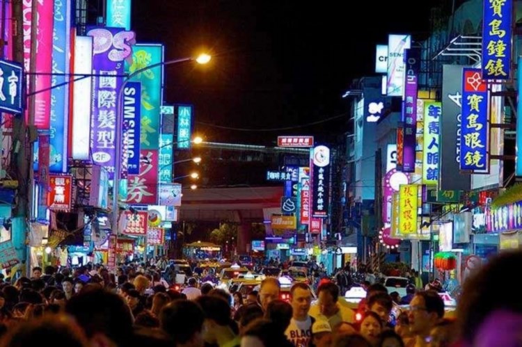Chợ đêm Shilin là một địa điểm nổi tiếng ở Đài Loan, thu hút du khách bởi không chỉ là một chợ đêm truyền thống mà còn là một điểm đến vui chơi, mua sắm và thưởng thức ẩm thực đa dạng. Tại chợ, du khách có thể tìm thấy nhiều mặt hàng từ quần áo, giày dép, đồ điện tử cho đến đồ ăn đường phố truyền thống và món ăn phương Tây. Bên cạnh đó, chợ đêm Shilin cũng mang đậm nét văn hóa và lịch sử của Đài