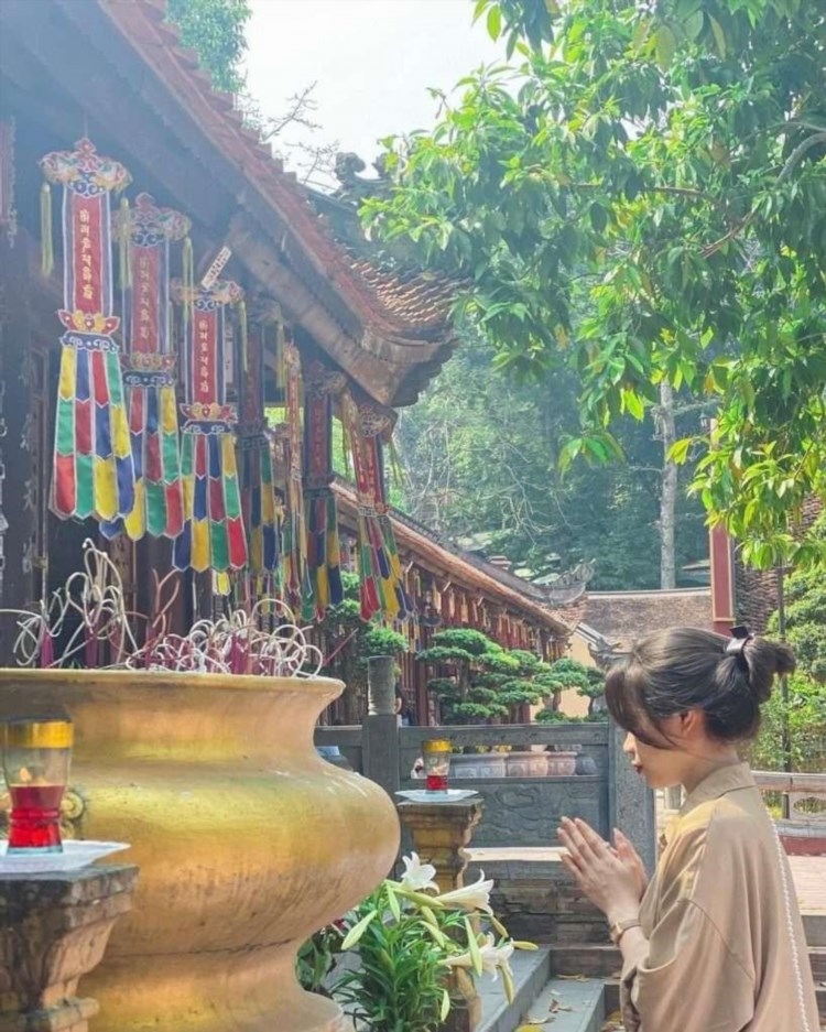 Chùa Hương là một trong những ngôi chùa nổi tiếng và quyến rũ nhất ở Việt Nam, nằm ở cố đô Hoa Lư, Ninh Bình. Nơi đây được biết đến như 