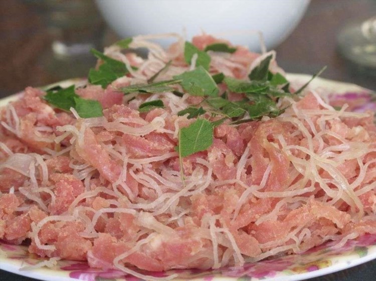 Đặc sản Tràng An là những món ăn độc đáo và hương vị đặc trưng của vùng đất Ninh Bình, như cá nục rim béo ngậy, chả cá Tràng An thơm ngon và bánh gai truyền thống hấp dẫn.