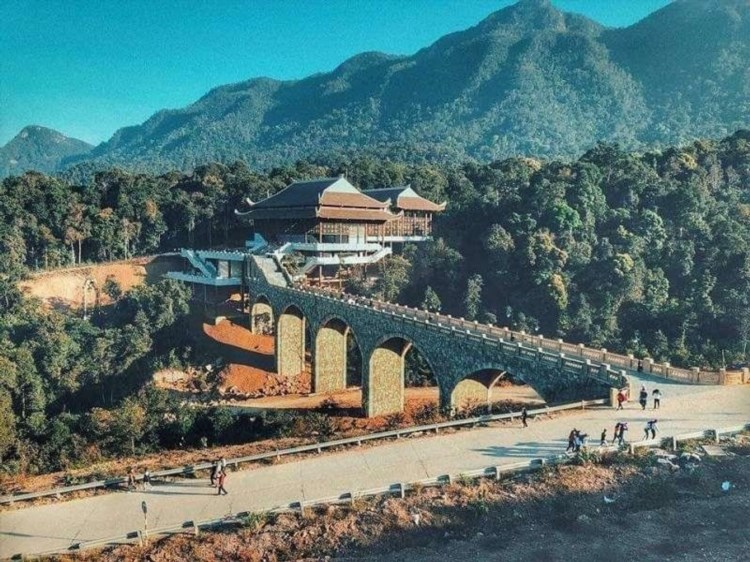 Núi Yên Tử nằm ở Quảng Ninh, Việt Nam, là một trong những ngọn núi thiêng của đất nước, được người dân xem là một địa điểm linh thiêng và hành hương quan trọng trong đạo Phật.