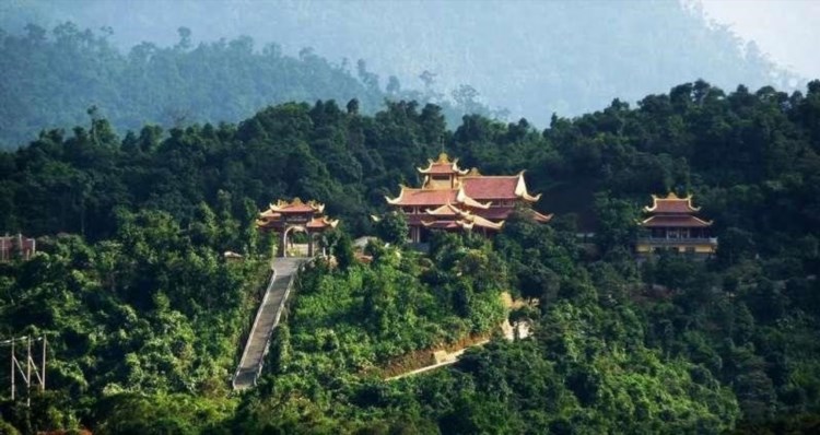 Thiền viện Trúc Lâm Yên Tử là một ngôi chùa nằm trên núi Yên Tử, với kiến trúc đặc trưng của đạo Phật, được xây dựng để thực hành thiền và tu tập. Nơi đây mang lại không chỉ lành vị trí tĩnh lặng, mà còn có cảnh quan tuyệt đẹp với các ngọn núi, rừng và suối nước trong xanh.