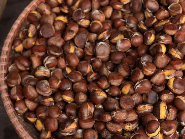 Hạt dẻ Trùng Khánh là một loại hạt dẻ nổi tiếng và được ưa chuộng trong khu vực Trùng Khánh, với vị ngọt đặc trưng và hương thơm độc đáo.