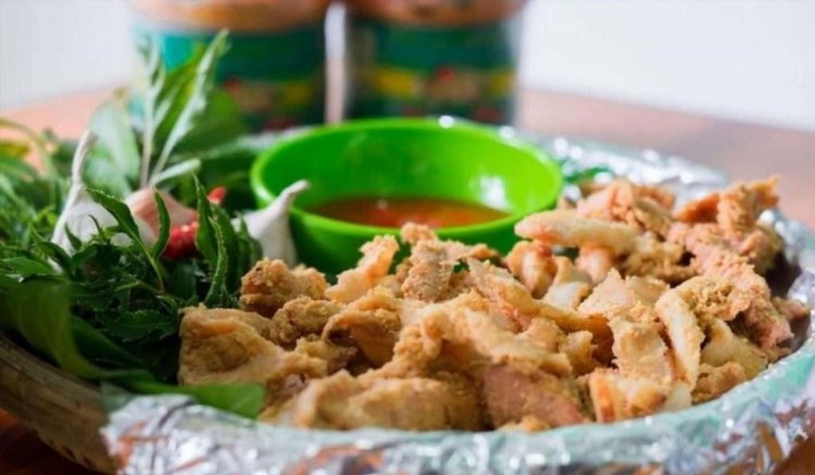 Thịt lợn chua Cao Bằng là một món ăn truyền thống nổi tiếng của vùng đất Cao Bằng, được chế biến từ thịt lợn tươi ngon và các loại gia vị đặc trưng. Món ăn này có hương vị chua ngọt đặc biệt, tạo nên một trải nghiệm ẩm thực độc đáo và hấp dẫn.
