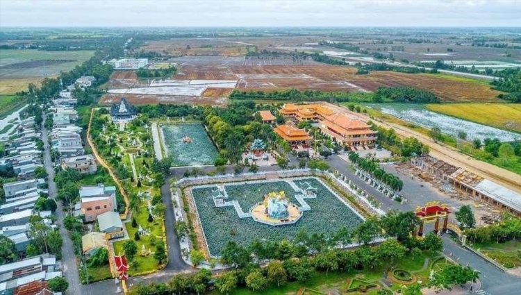 Chùa Huỳnh Đạo là một ngôi chùa nằm ở tỉnh Bình Dương, Việt Nam. Với kiến trúc truyền thống và độc đáo, chùa Huỳnh Đạo đã trở thành một điểm đến hấp dẫn cho du khách muốn tìm hiểu về văn hóa và tôn giáo của đất nước.