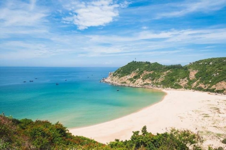 Bãi biển Đại Lãnh nằm ở tỉnh Phú Yên, nổi tiếng với cảnh quan hoang sơ và biển xanh thẳm, là một điểm đến lý tưởng cho việc thư giãn và tận hưởng không gian tự nhiên tuyệt đẹp.