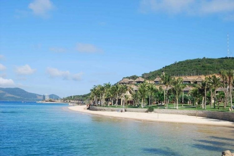 Bãi biển Hòn Tằm nằm tại thành phố Nha Trang, tỉnh Khánh Hòa, Việt Nam. Với cát trắng mịn, nước biển trong xanh và không khí trong lành, bãi biển Hòn Tằm là một điểm đến lý tưởng cho du khách muốn tận hưởng nét đẹp hoang sơ và thư giãn sau những ngày làm việc căng thẳng.