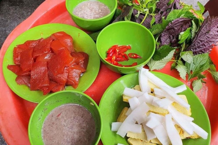 Nộm sứa đỏ là một món ăn truyền thống của vùng biển Việt Nam, được làm từ sứa tươi được chế biến kỹ lưỡng, có hương vị độc đáo và hấp dẫn.
