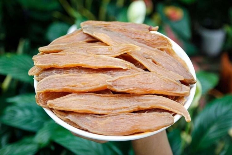Khoai dẻo Quảng Bình là một món ăn truyền thống nổi tiếng của vùng đất Quảng Bình, có hương vị đặc biệt và được làm từ nguyên liệu chính là khoai lang. Món ăn này có vị ngọt, mềm và thơm phức, tạo nên sự hấp dẫn và độc đáo của nó.