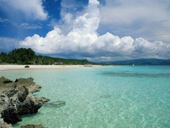 Bãi biển Minh Châu là một trong những bãi biển đẹp và nổi tiếng của đảo Cát Bà, với cát trắng mịn và nước biển trong xanh. Nơi đây thu hút du khách bởi không khí trong lành, không gian yên tĩnh và khung cảnh thiên nhiên tuyệt đẹp.