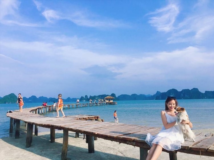 Bãi Dài Vân Đồn là một trong những bãi biển đẹp nhất tại thành phố Đà Nẵng, với cát trắng mịn, nước biển trong xanh và không khí trong lành. Bãi biển này thu hút du khách bởi khung cảnh tuyệt đẹp và không gian yên tĩnh, là điểm đến lý tưởng cho việc thư giãn và tận hưởng nét đẹp tự nhiên của biển cả.
