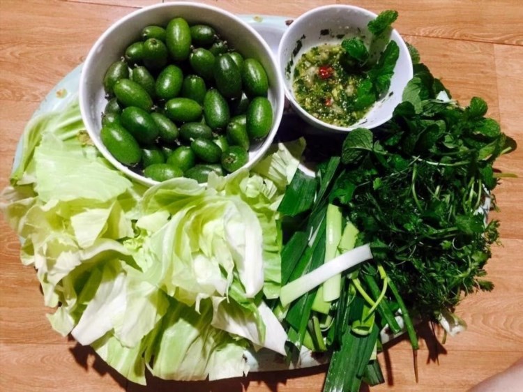 Bắp cải cuốn nhót xanh là một món ăn truyền thống của Việt Nam, được chế biến từ bắp cải tươi và lá nhót xanh. Món ăn này có hương vị độc đáo, giòn ngon và giàu dinh dưỡng.