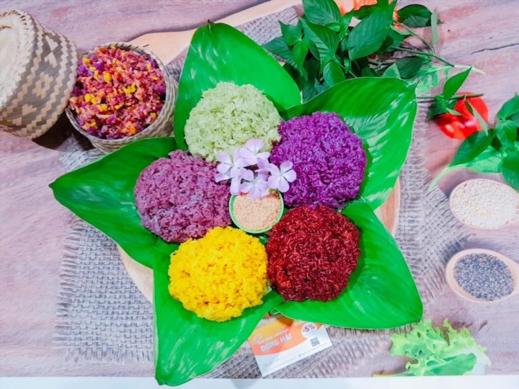 Xôi nếp nương Điện Biên là một món ăn truyền thống của người dân Điện Biên, được chế biến từ gạo nếp và có hương vị đặc trưng của vùng Tây Bắc. Món xôi này thường được chế biến và bày trí đẹp mắt, là một phần không thể thiếu trong các bữa ăn trọng đại và các dịp lễ hội tại địa phương này.