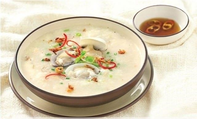 8 Cháo nghêu Cửa Lò là một món ăn truyền thống nổi tiếng của Cửa Lò, Nghệ An, được chế biến từ nghêu tươi ngon kết hợp cùng các loại gia vị và nước dùng thơm ngon, tạo nên hương vị đặc trưng và hấp dẫn.
