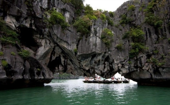 Hang Luồn và ao Dong là những điểm đến nổi tiếng ở Quảng Bình, nằm trong khu du lịch Phong Nha - Kẻ Bàng, với hệ thống hang động phong cảnh tuyệt đẹp và ao nước trong xanh.