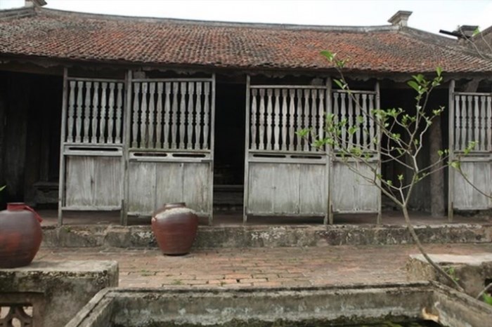 Tham quan nhà Bá Kiến, một ngôi nhà lịch sử nằm ở trung tâm thành phố, để khám phá và tìm hiểu về cuộc sống và nghệ thuật của người dân xưa.