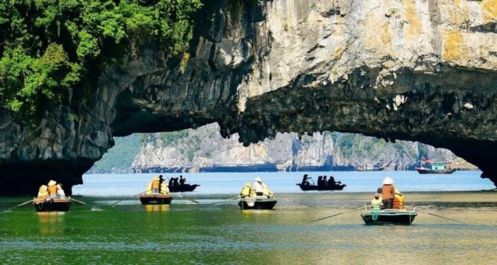 Hang Luồn và ao Dong là những điểm đến nổi tiếng ở Quảng Bình, nằm trong khu du lịch Phong Nha - Kẻ Bàng, với hệ thống hang động phong cảnh tuyệt đẹp và ao nước trong xanh.