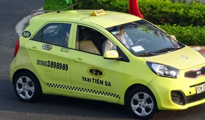 Di chuyển bằng taxi là một phương tiện thuận tiện và nhanh chóng để di chuyển trong thành phố, giúp tiết kiệm thời gian và tiền bạc cho người sử dụng.