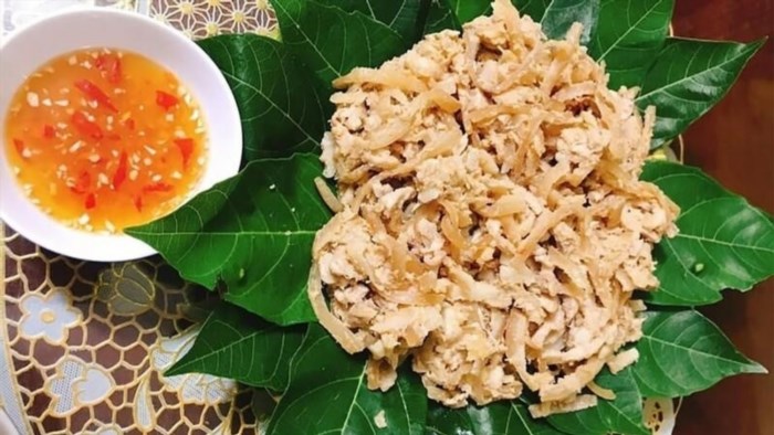 Nem làng Bùi là một món ăn truyền thống nổi tiếng của người Việt Nam, được làm từ thịt heo tươi ngon và các loại gia vị tự nhiên. Nem làng Bùi có hương vị độc đáo, thơm ngon và được chế biến theo phương pháp truyền thống trên lửa than nên có màu vàng rực và vỏ giòn tan.