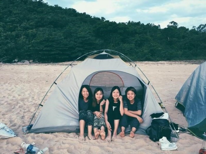 5.3. Cắm trại là một hoạt động thú vị và giải trí mà người ta thường thực hiện bằng cách dựng lều hoặc cắm trại ngoài trời, thường là trong một khu vực tự nhiên như rừng, núi hay bãi biển.